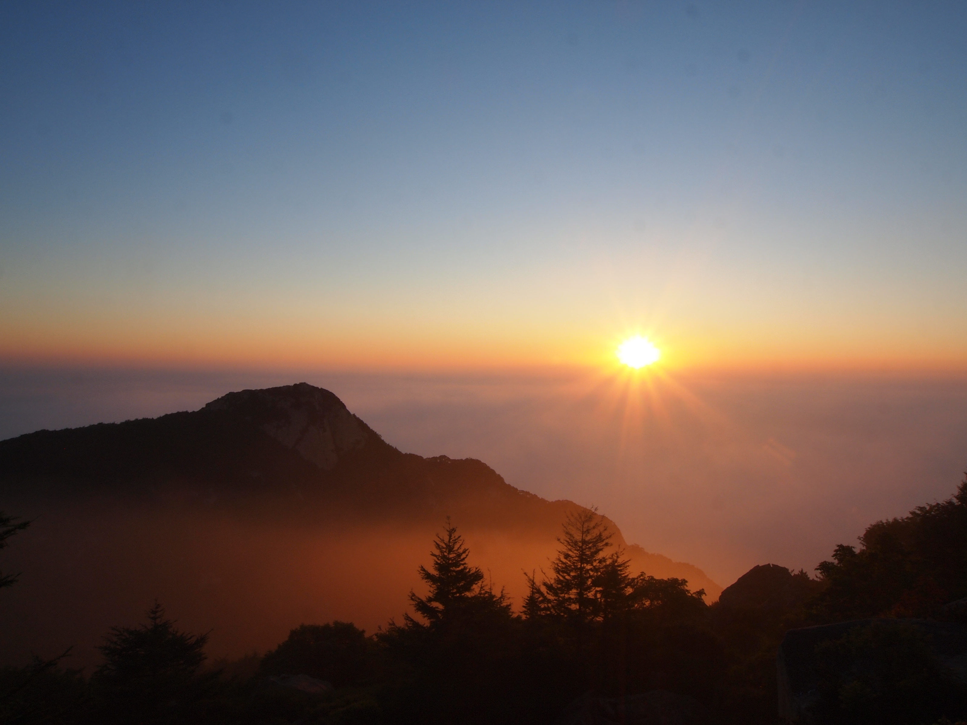 Sunrise above the clouds on Mount Taishan