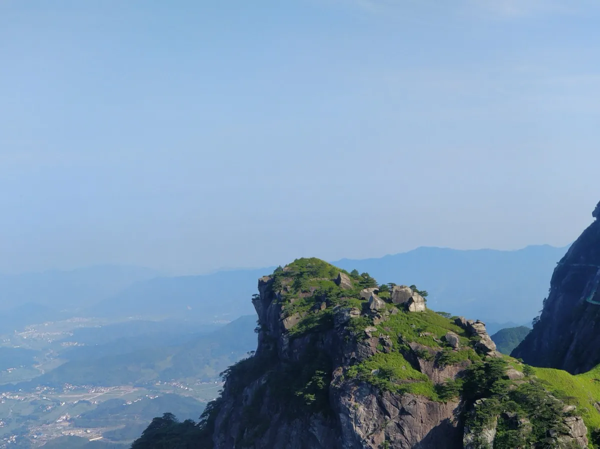 Green alpine meadows and rolling ridges at Wugong Mountain